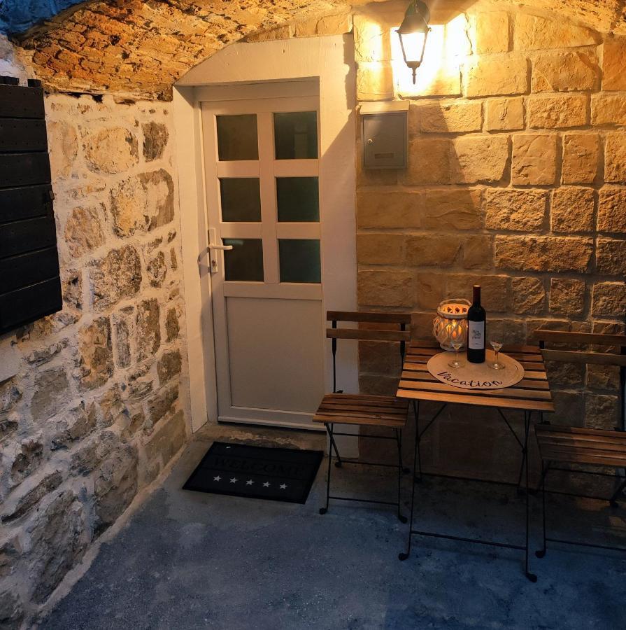 Апартаменти Stone House Lovric Каштела Екстер'єр фото